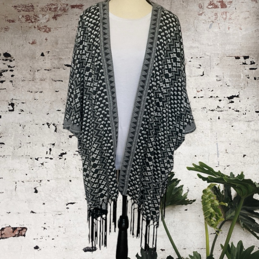 Avenue Black & White Geometric Print Kimono Cardigan with fringe hem Size 22/24 - Picture 8 of 11